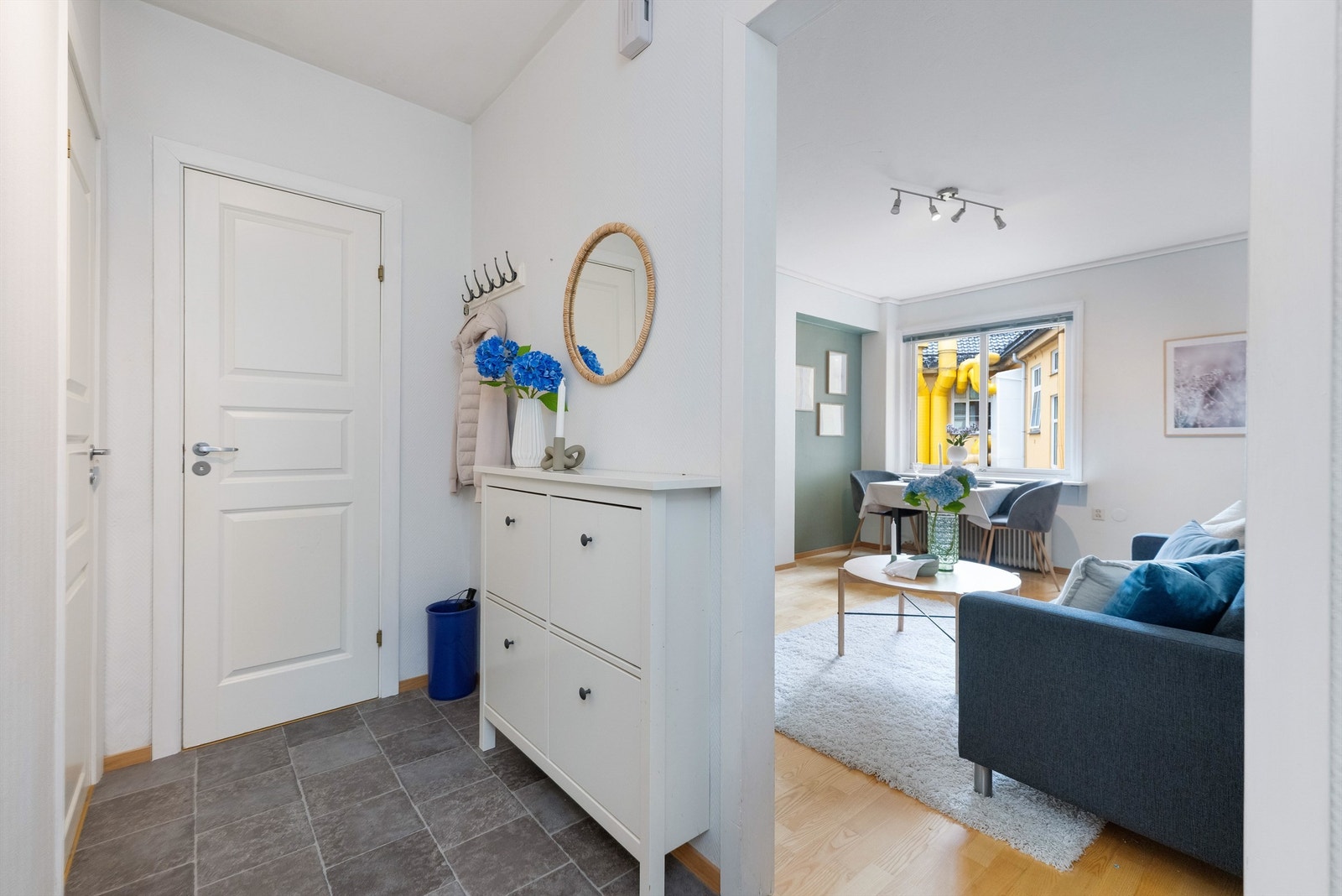 Entréen har plass til oppbevaring. Galleribilde