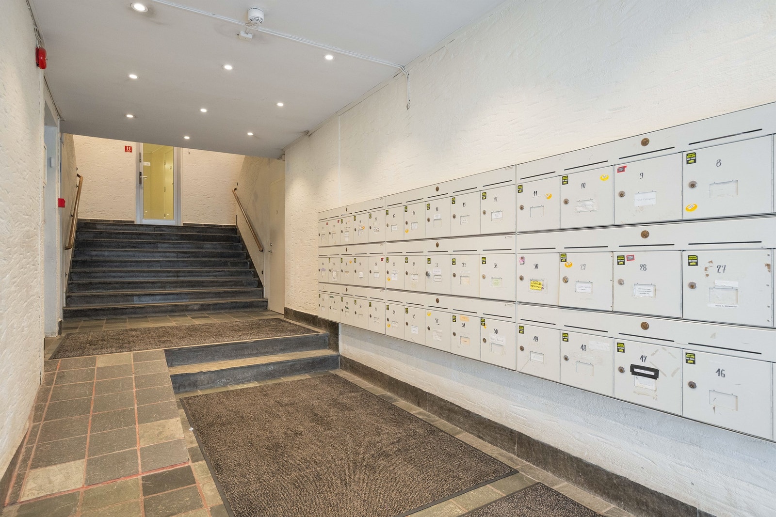 Fellesarealene er velholdte. Vaktmestertjeneste og trappevask er inkludert i felleskostnadene. Galleribilde