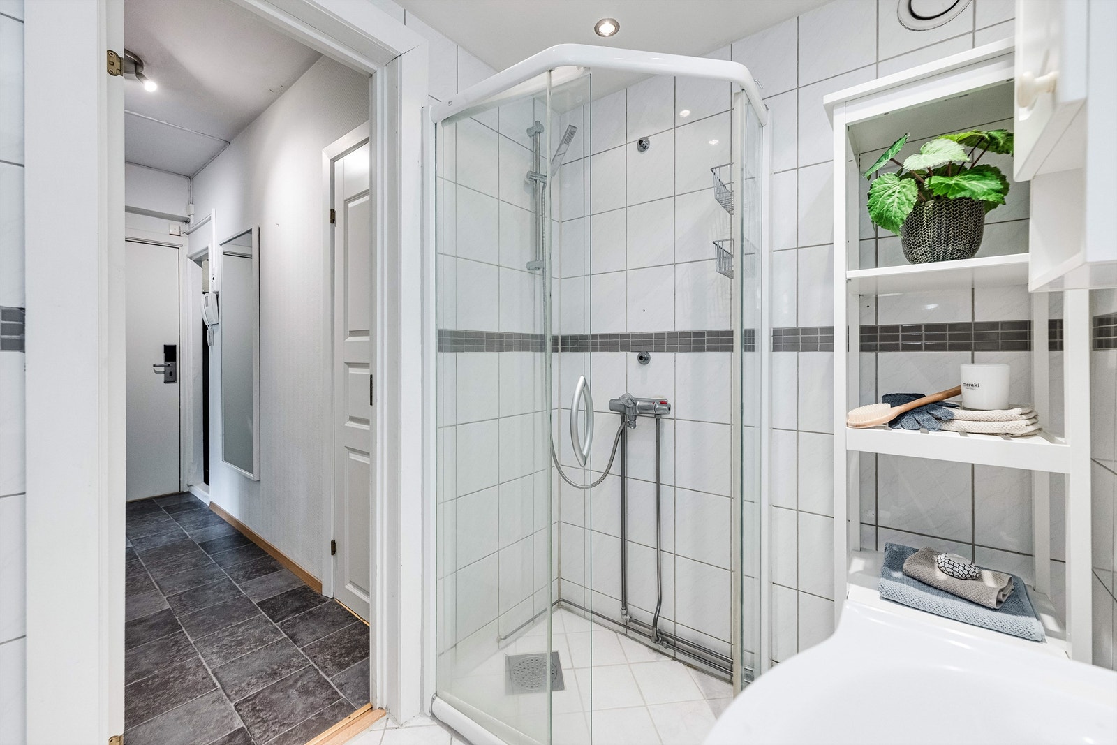 Badet er utstyrt med dusjhjørne med innfellbare dører og har mekanisk avtrekk. Nye avløp i hele bygget, sluker og toalett i regi av sameie. Galleribilde