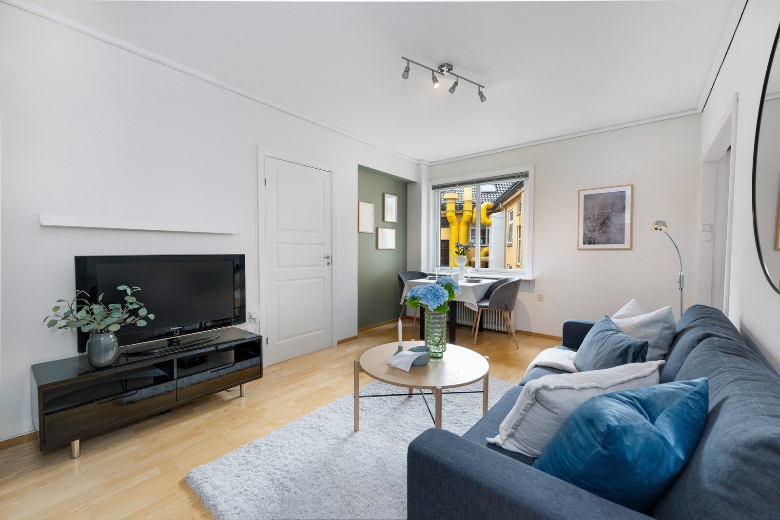 Stuen har plass til både sofagruppe og spisebord. Galleribilde