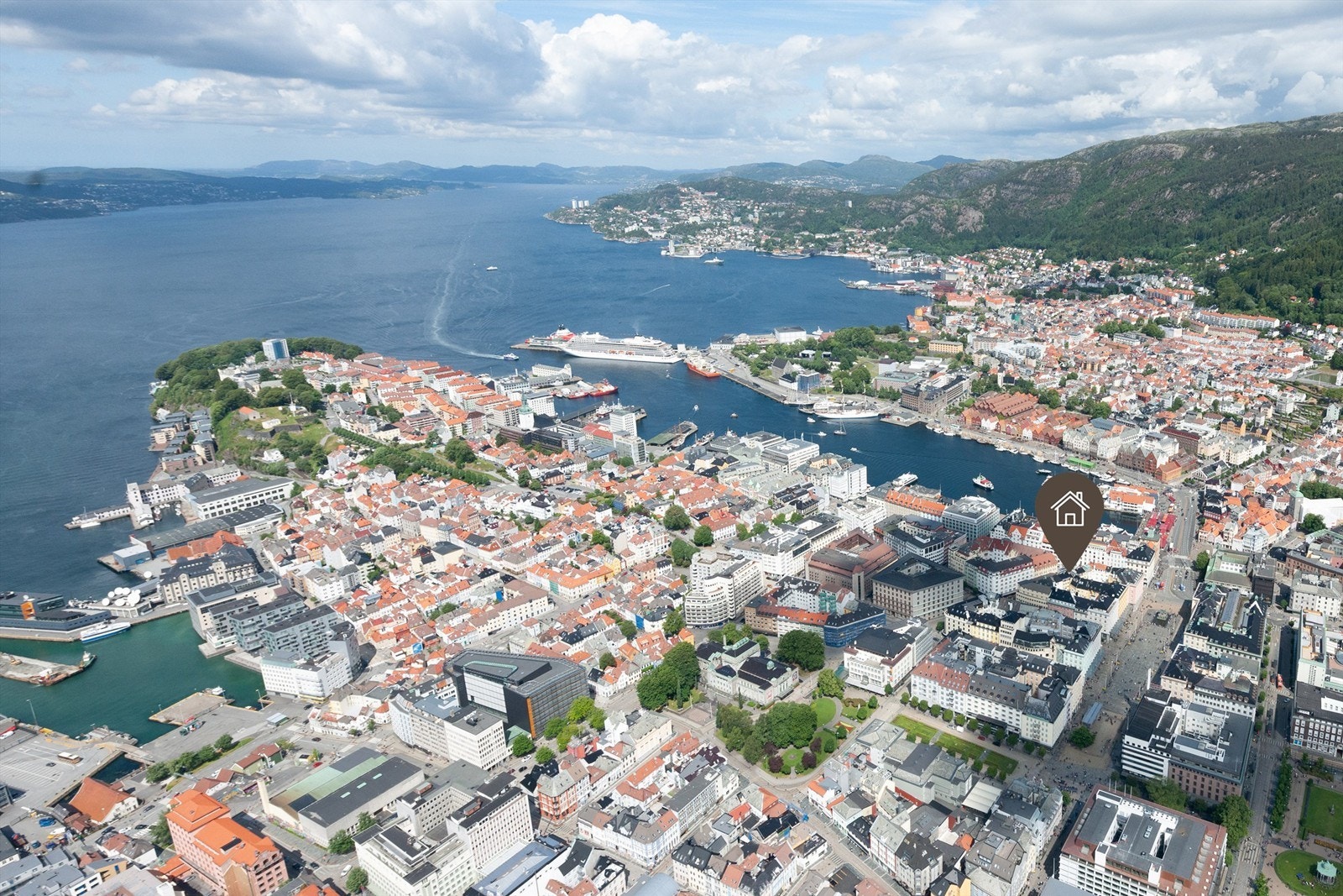 Leiligheten ligger midt i Bergen sentrum med "alt" rett utenfor døren. Galleribilde