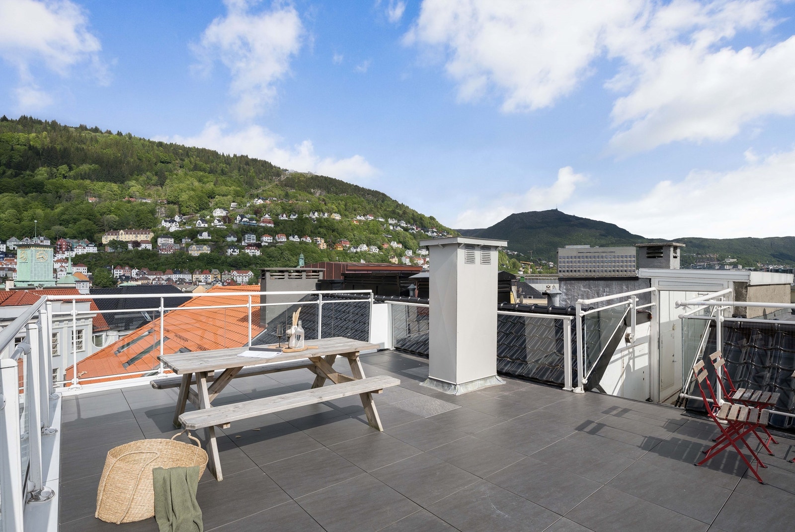 Felles takterrasse på ca 50kvm med 360 graders utsikt over Bergen sentrum. Galleribilde