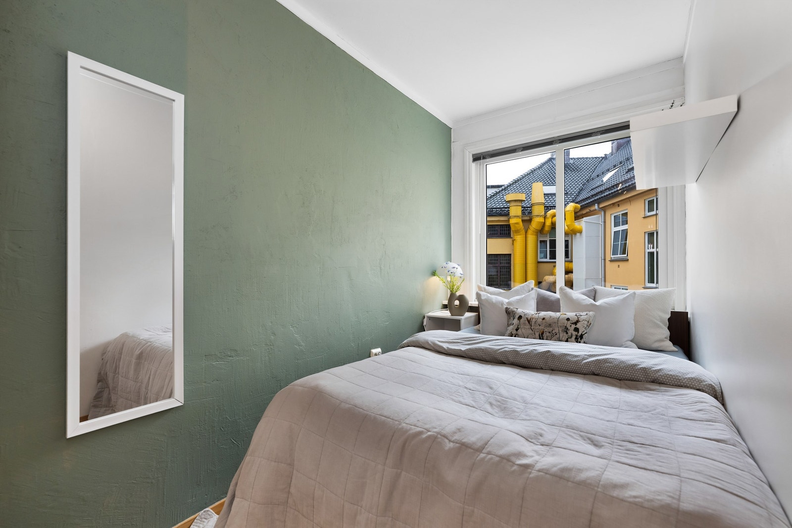 Leiligheten har 2 soverom med plass til dobbelt seng. Galleribilde
