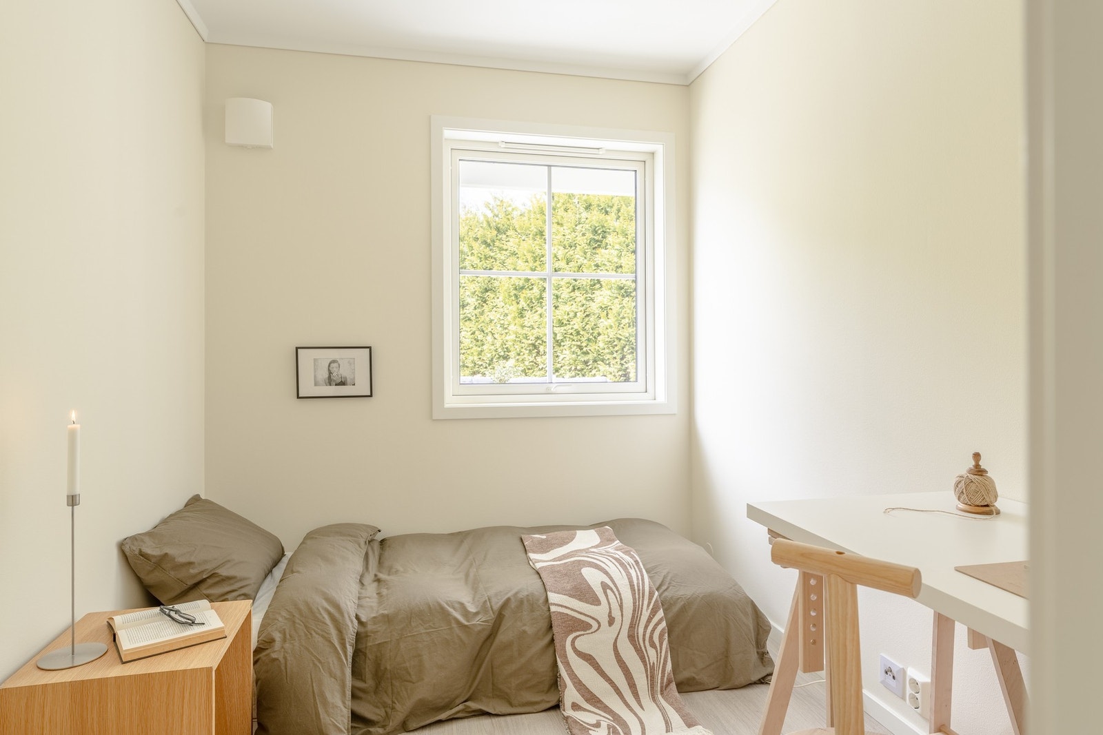 Her er det også god plass til seng, nattbord og garderobe. Galleribilde