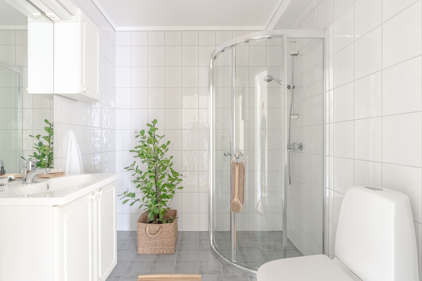 Badet måles til 4,2 kvm. og er helfliset med underliggende varmekabler. Galleribilde