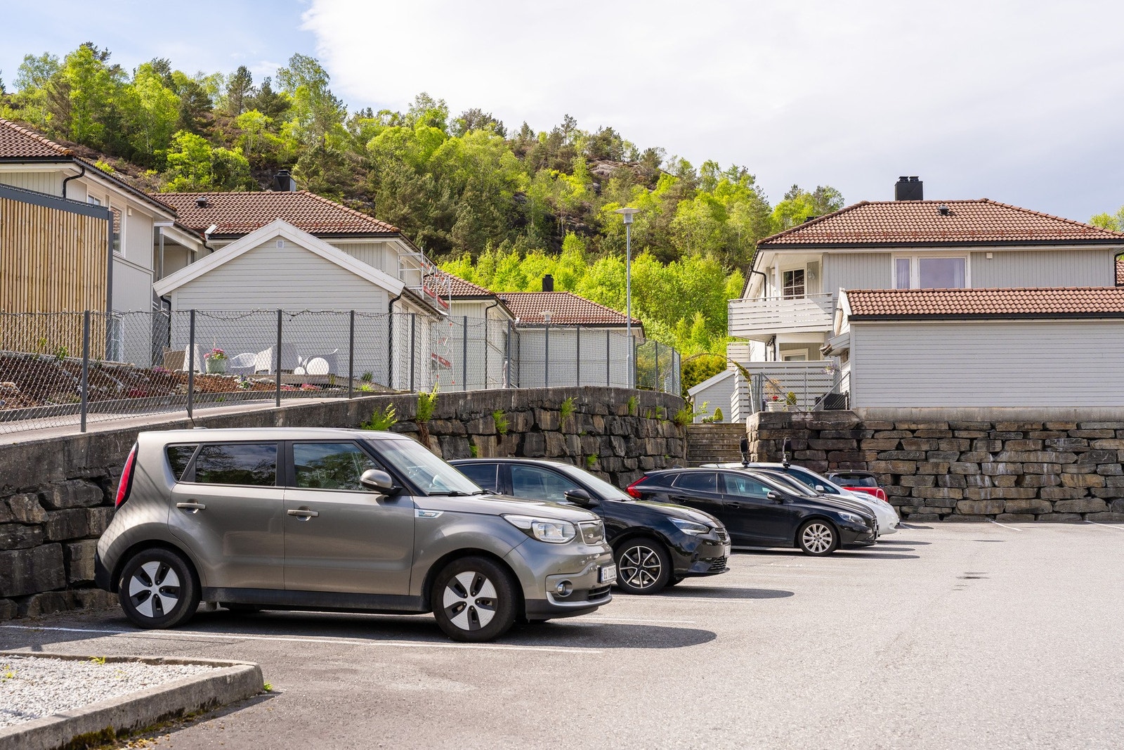 Det er også en felles parkeringsplass som kan benyttes av andelseierne og gjester. Galleribilde