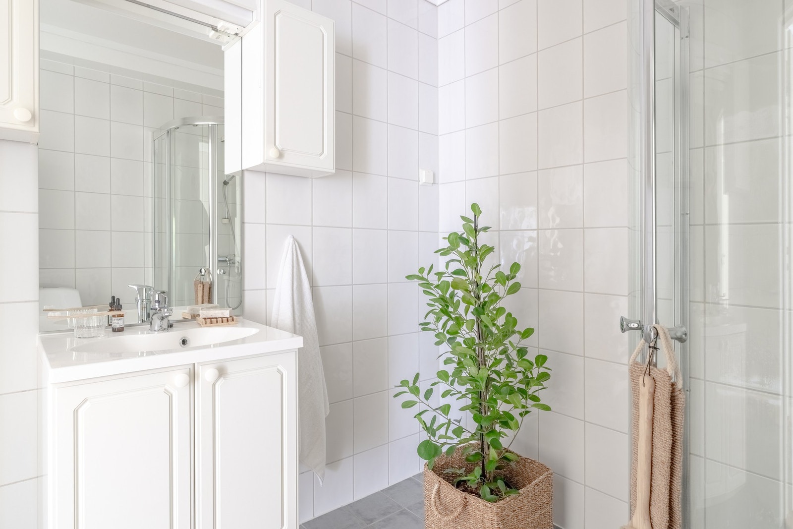 Badet er innredet med toalett, dusjhjørne og baderomsmøblement med speil og belysning. Galleribilde