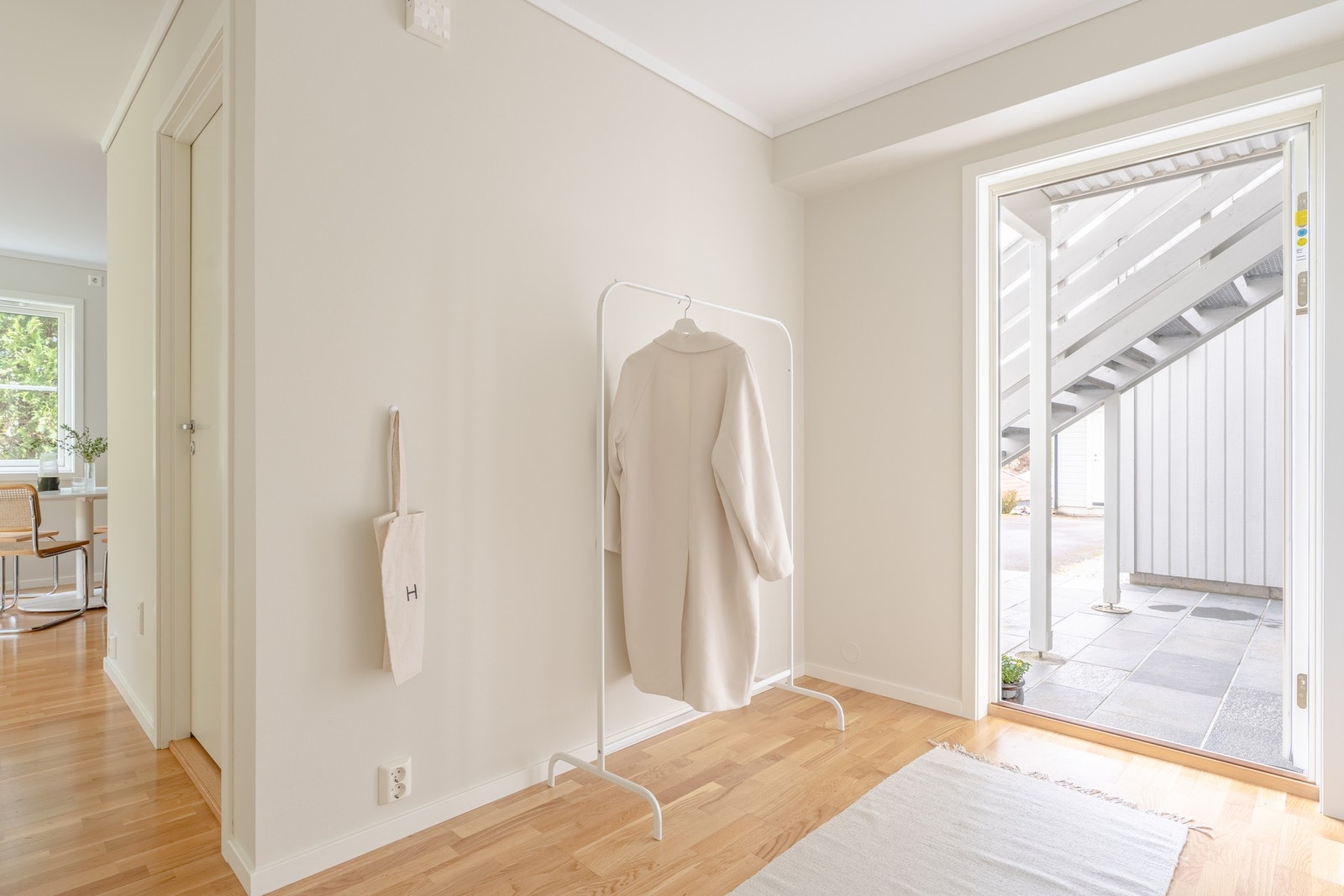 Her er det god plass til oppbevaringsløsninger til yttertøy og sko. Galleribilde
