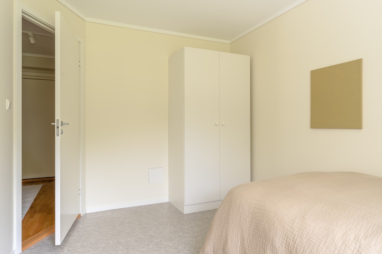 Det er også godt med oppbevaringsplass i en praktisk garderobe. Galleribilde