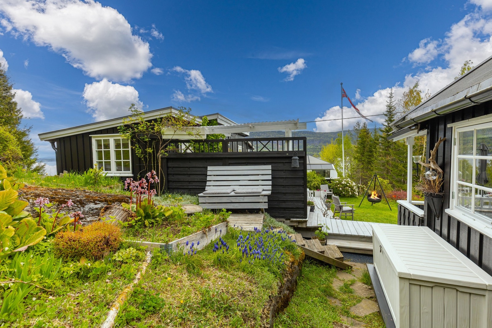 Flott naturtomt med vakker beplantning, gressarealer og ekte hytteidyll. Galleribilde
