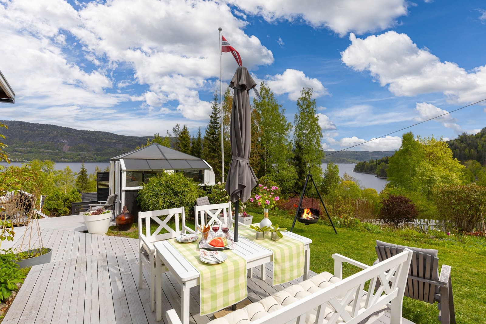 Her ligger alt til rette for lange dager utendørs, enten du ønsker rolige morgenstunder med kaffe og utsikt, sosiale grillkvelder på terrassen eller avslappende timer i solen omgitt av natur. Galleribilde