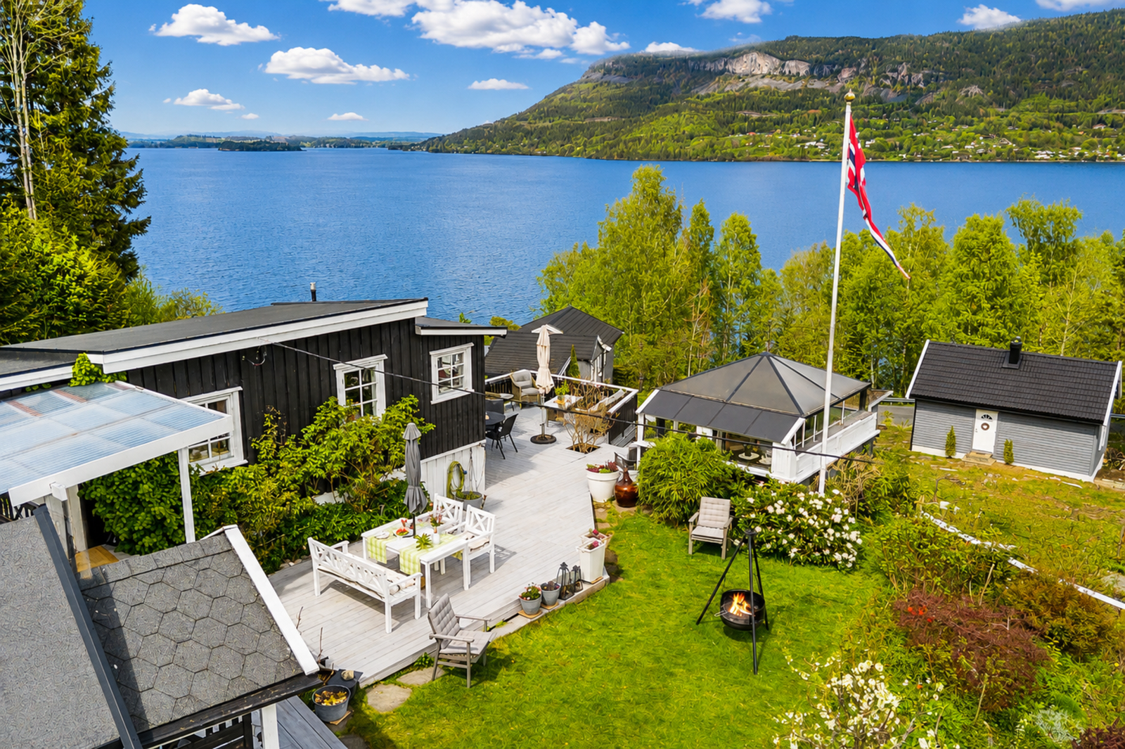 PrivatMegleren v/ Vetle Haug Kristensen har gleden av å presentere denne sjarmerende og innholdsrike fritidseiendom med fantastisk utsikt over Tyrifjorden, solrik beliggenhet og nærhet til badestrand. Galleribilde