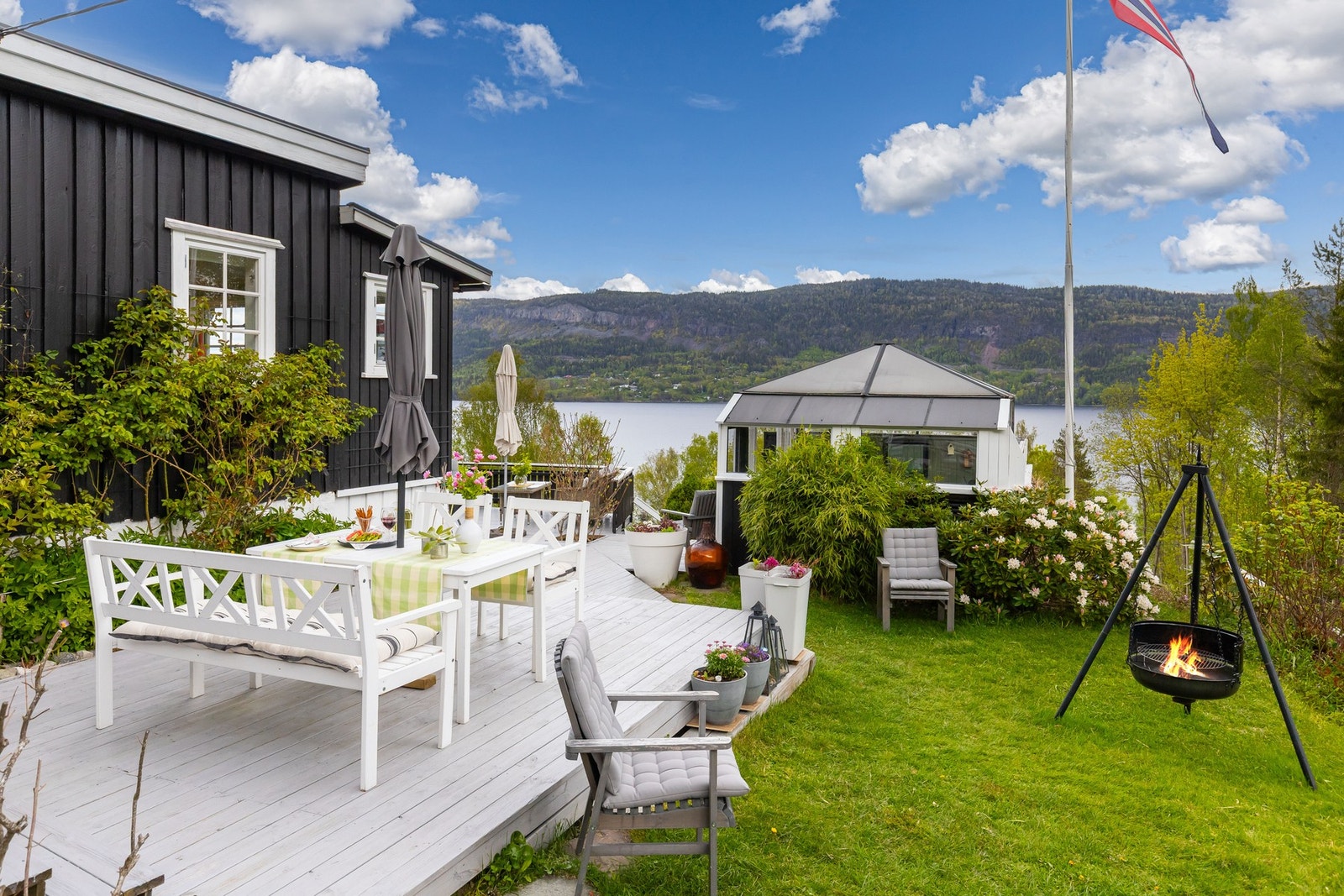 Flere hyggelige soner rundt eiendommen gjør det enkelt å finne både sol og le gjennom dagen. Galleribilde