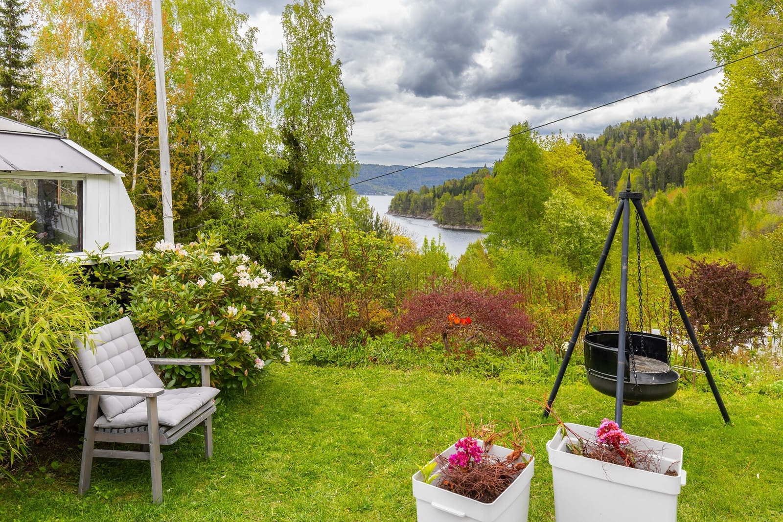 Tomten er naturlig opparbeidet med plen, prydbusker, fjell og beplantning som gir en harmonisk og ekte hyttestemning. Galleribilde