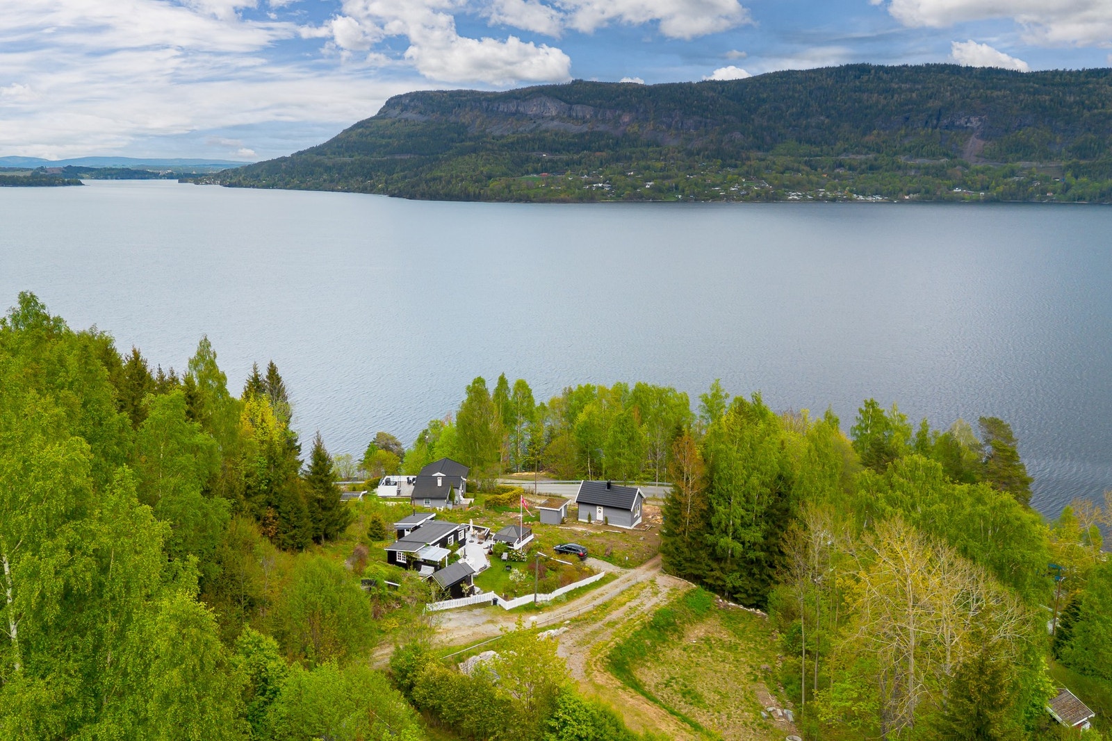 I nærområdet finnes fine turstier, skogsområder og gode muligheter for både bading, fiske og naturopplevelser langs Tyrifjorden. Galleribilde