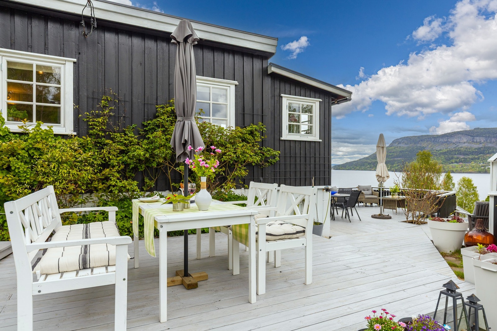 Flotte terrasser og naturtomt gir den perfekte rammen for avslappende hytteliv. Galleribilde