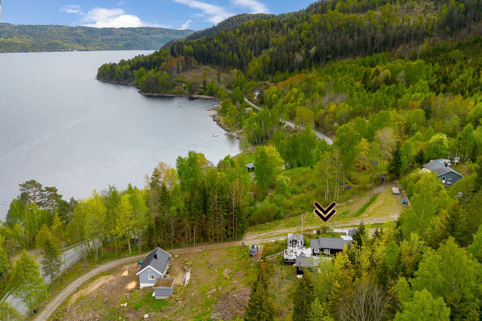 Dagligvarehandel finnes i både Holsfjorden og Vikersund sentrum, og det er omtrent 38 minutters kjøring til Drammen og ca. 55 minutter til Oslo, noe som gjør eiendommen godt egnet både som helgehytte og fritidssted med enkel adkomst fra byen. Galleribilde