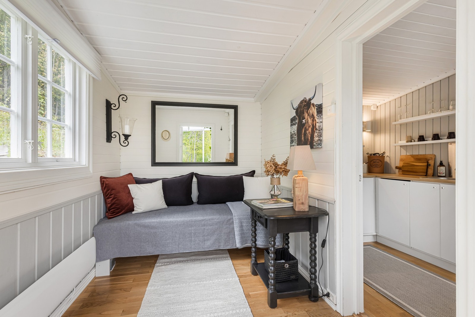 Hytta ønsker deg velkommen inn via en enkel og praktisk entré med plass til yttertøy og turutstyr. Her er det også en soveplass - meget praktisk dersom man har gjester på besøk. Galleribilde