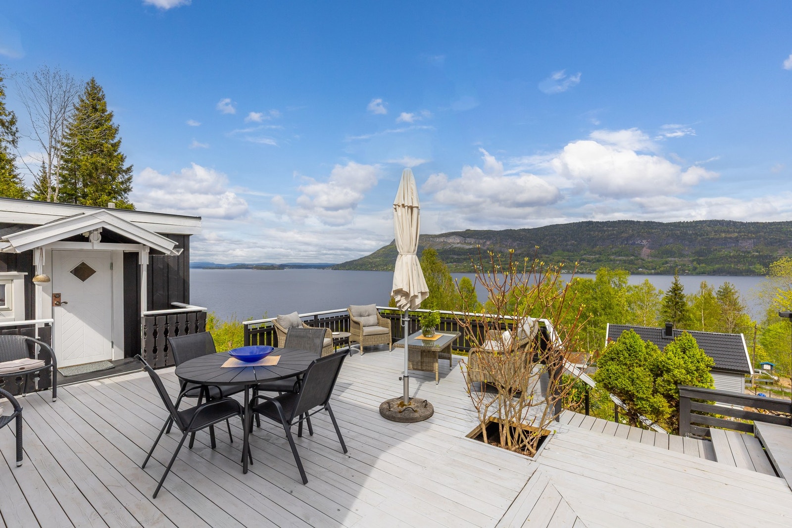 Romslig terrasse med flere soner for avslapning, måltider og hyggelige sammenkomster. Galleribilde