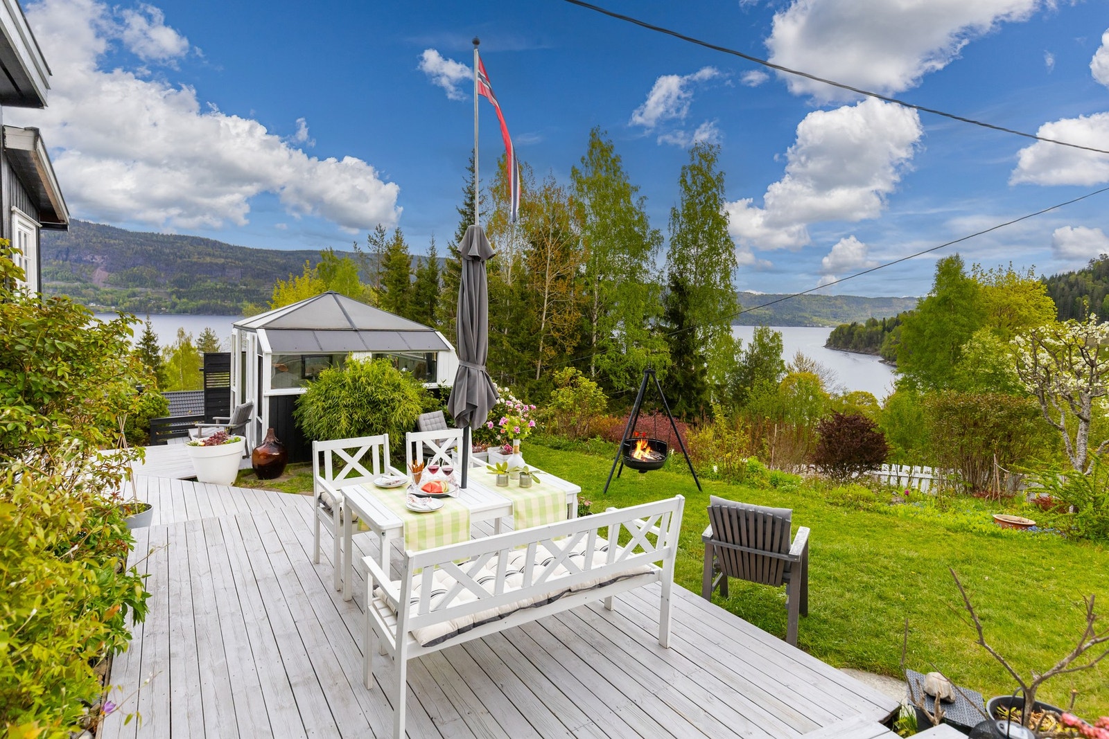 Her er det god plass til både spisegrupper og lounge-møbler. Galleribilde