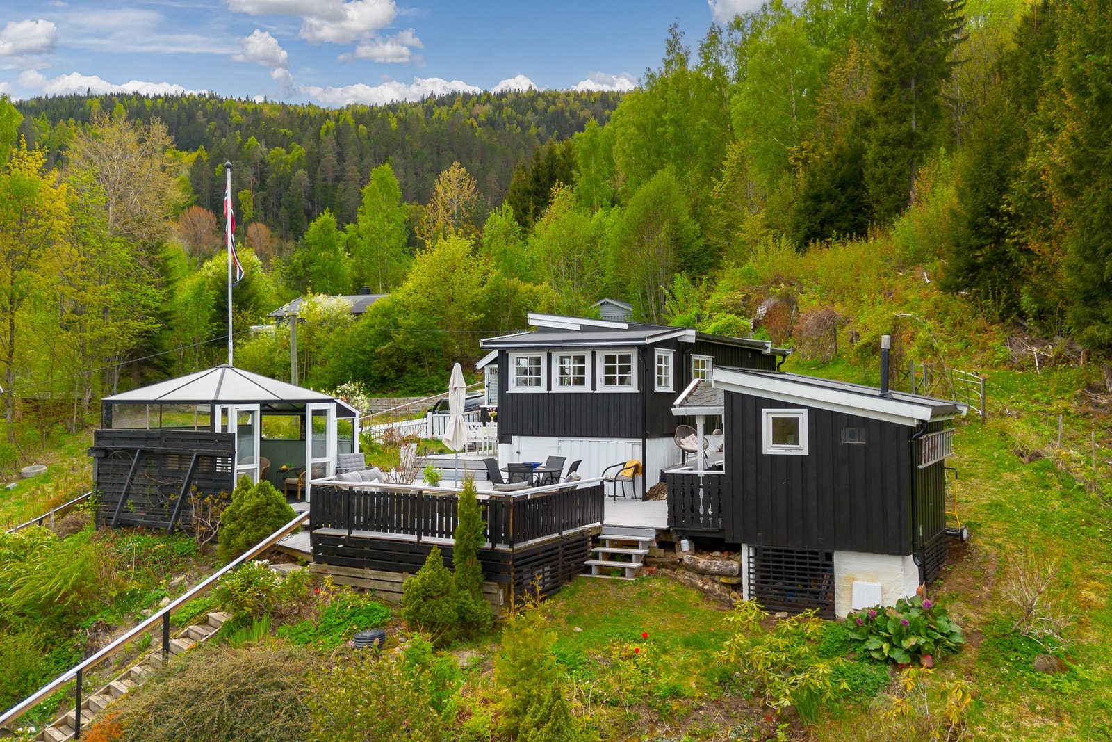 Solrik tomt med lune uteplasser og gode oppholdssoner gjennom hele dagen. Galleribilde