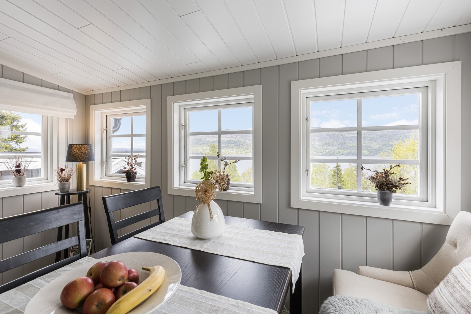 Spisekroken har en helt nydelig plassering ved vinduene, hvor utsikten mot Tyrifjorden og det vakre landskapet virkelig kommer til sin rett. Galleribilde
