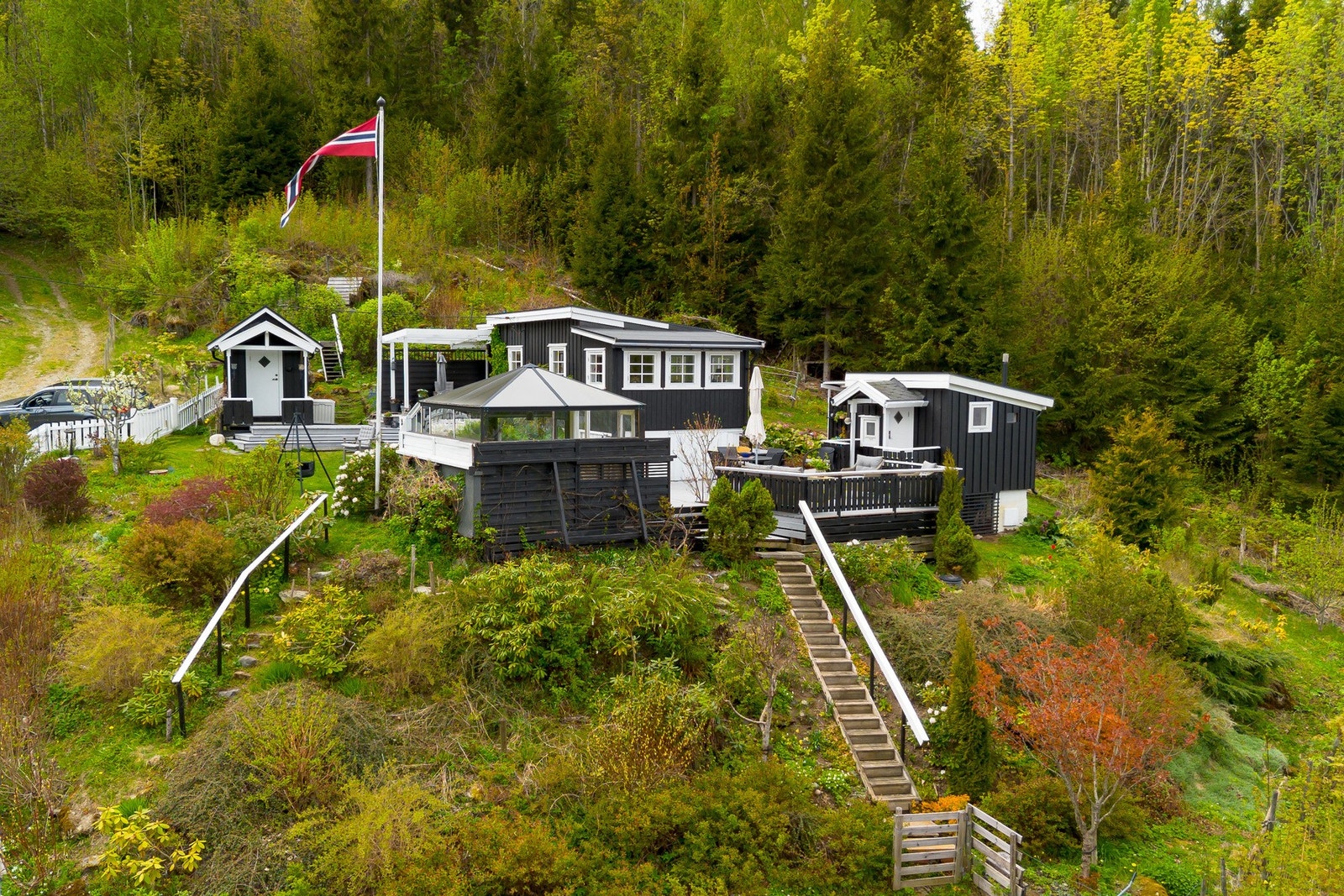 Eiendommen ligger høyt og fritt, med en beliggenhet som gir både privatliv og flott utsyn året rundt. Galleribilde