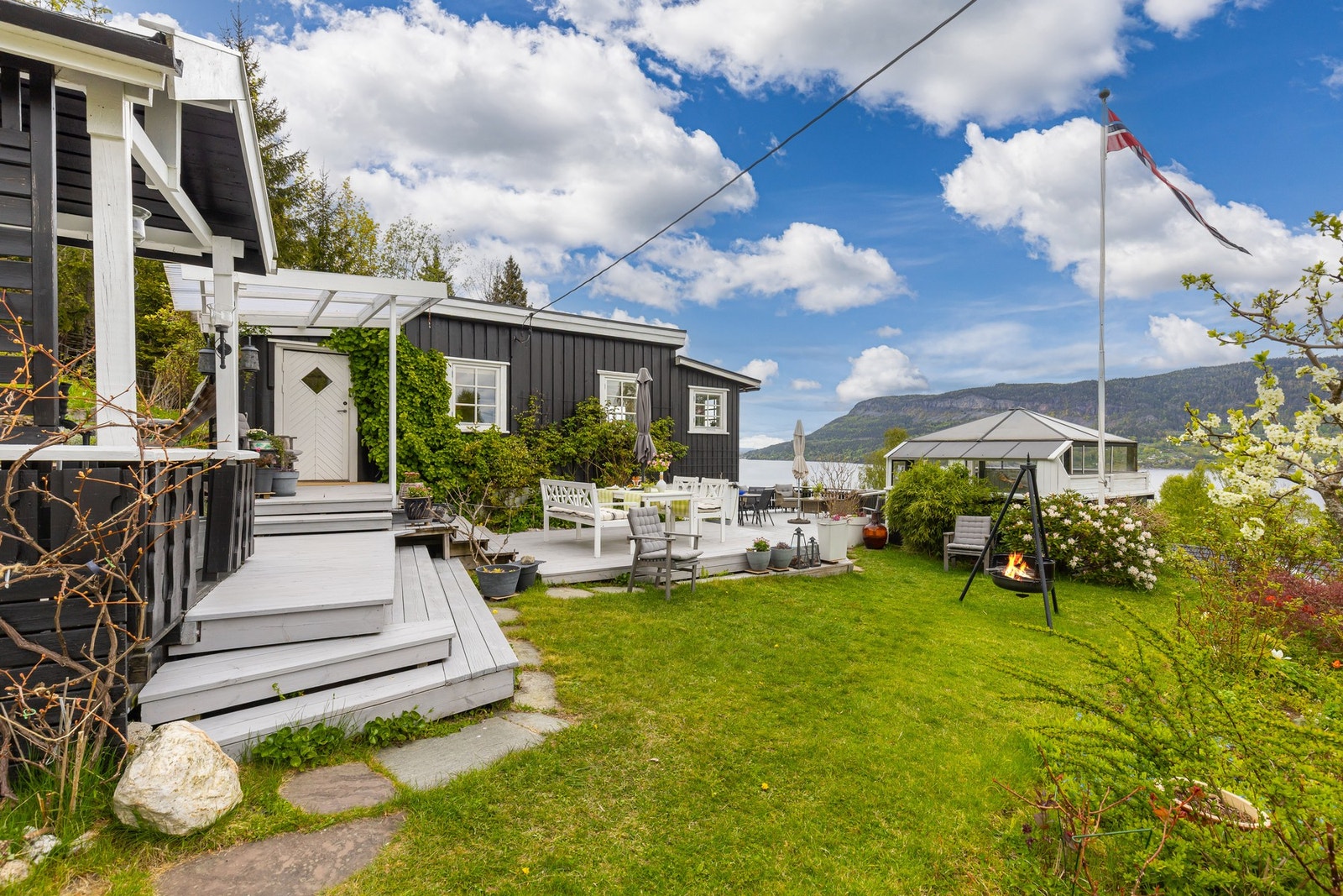 Uteområdene er et av eiendommens store høydepunkter. Her finner du store terrasser, flere hyggelige sitteplasser og en flott paviljong med utsikt mot fjorden. Galleribilde