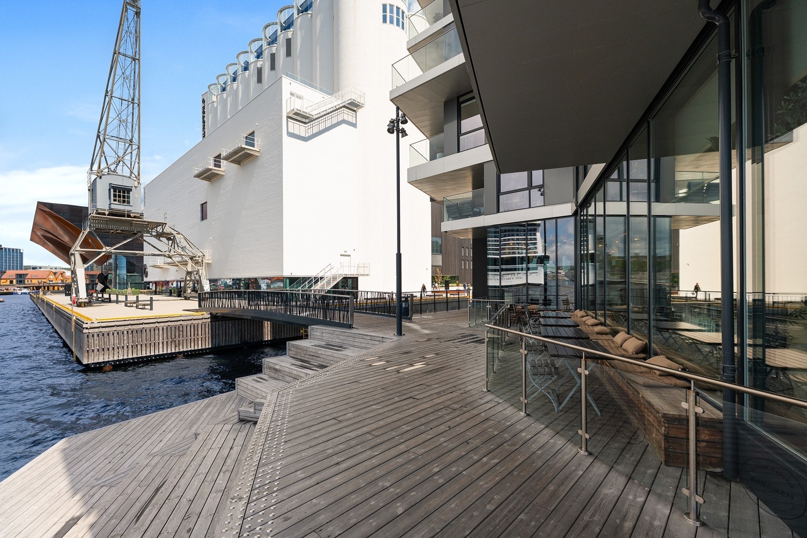 Kort vei til restaurant og kunstsilo, kilden og fiskebrygga. Galleribilde