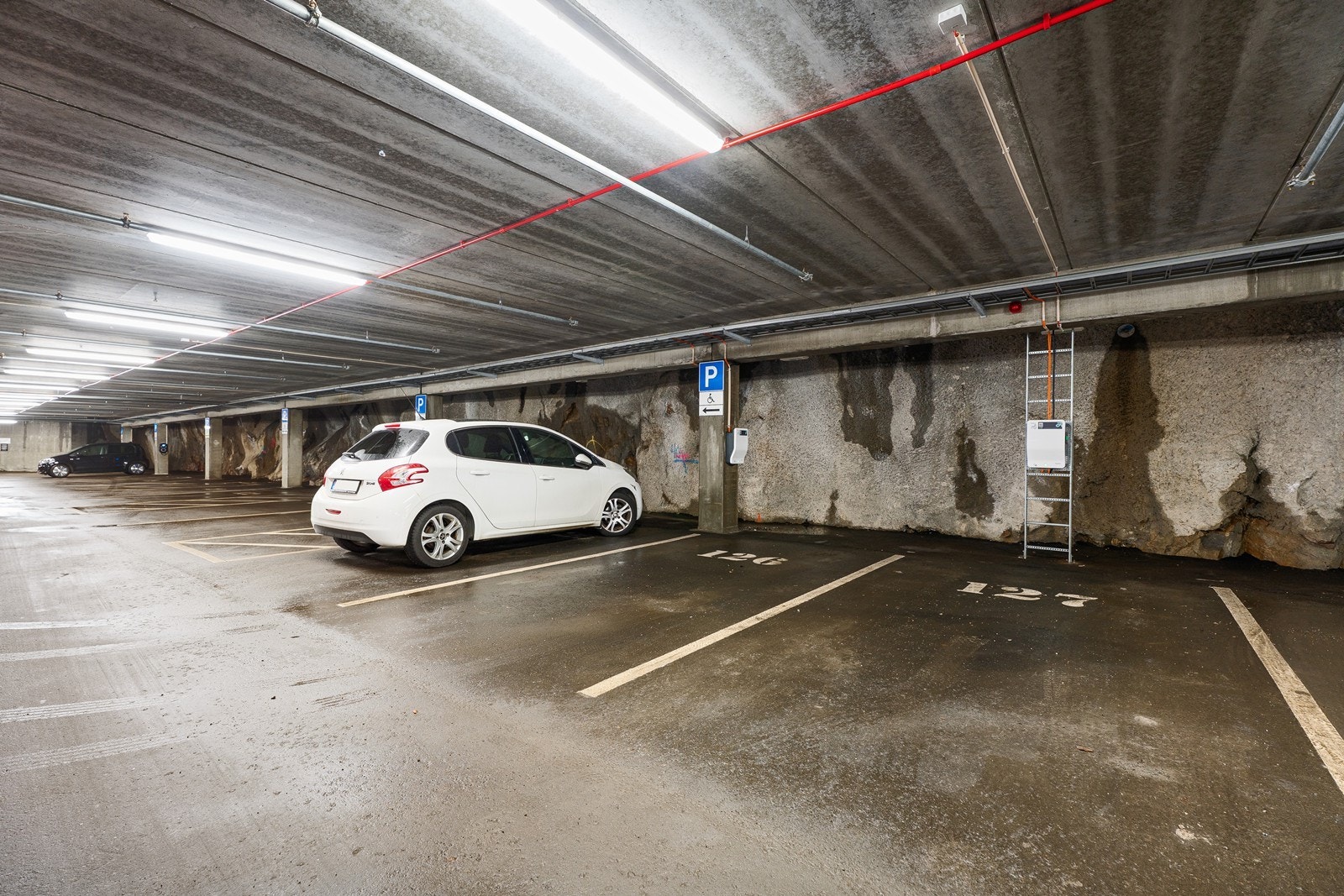 Parkeringsplass i fjellhallen Galleribilde