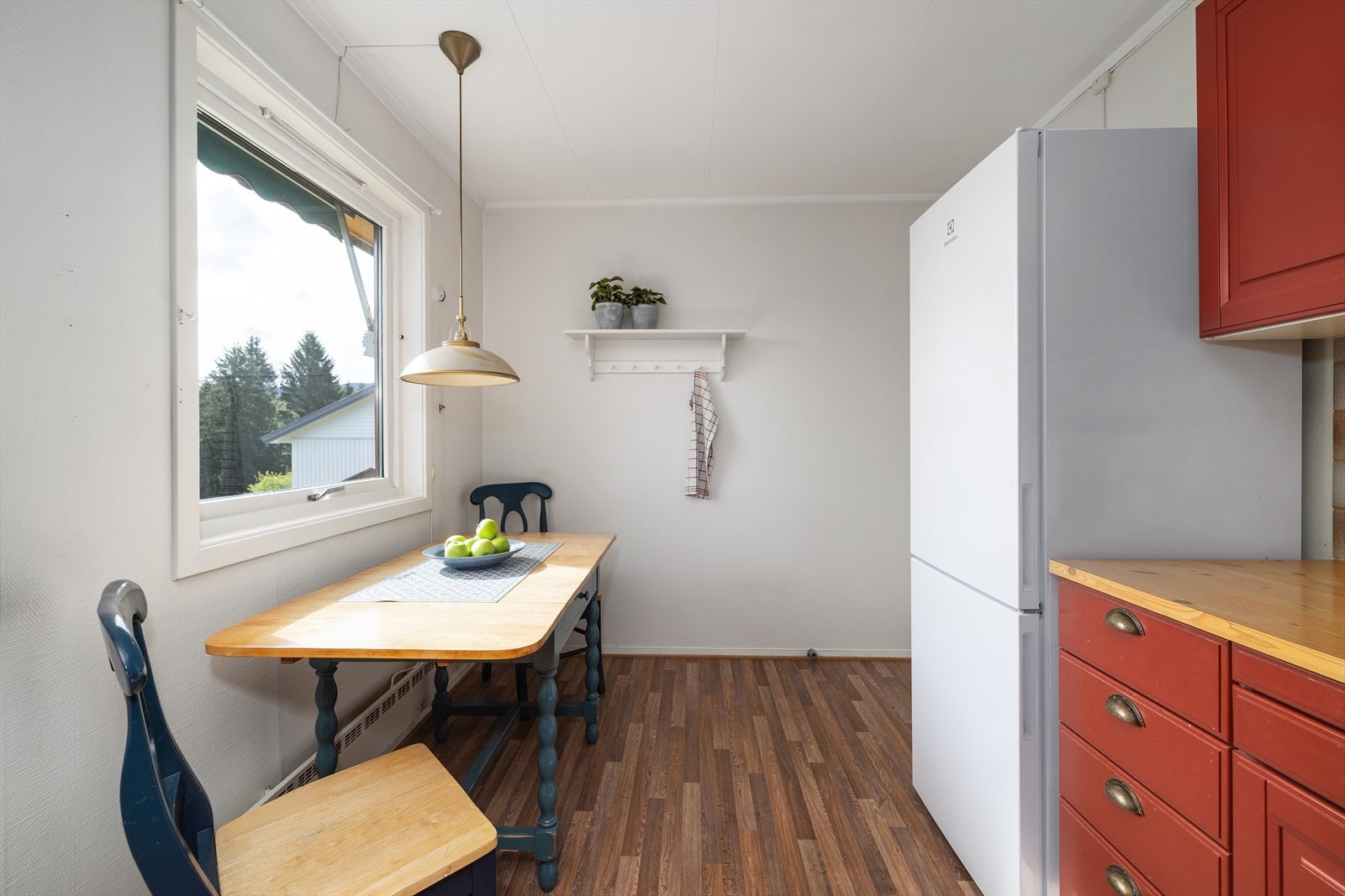 Kjøkkenet har en praktisk spiseplass ved vinduet for de daglige måltidene. Galleribilde