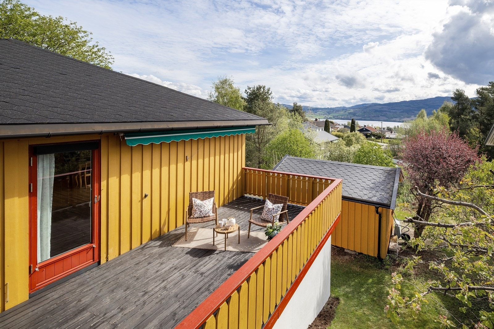 Fra stuen er det utgang til en terrasse på 20 m². Her er det god plass til sittegruppe med utsikt mot Randsfjorden. Galleribilde