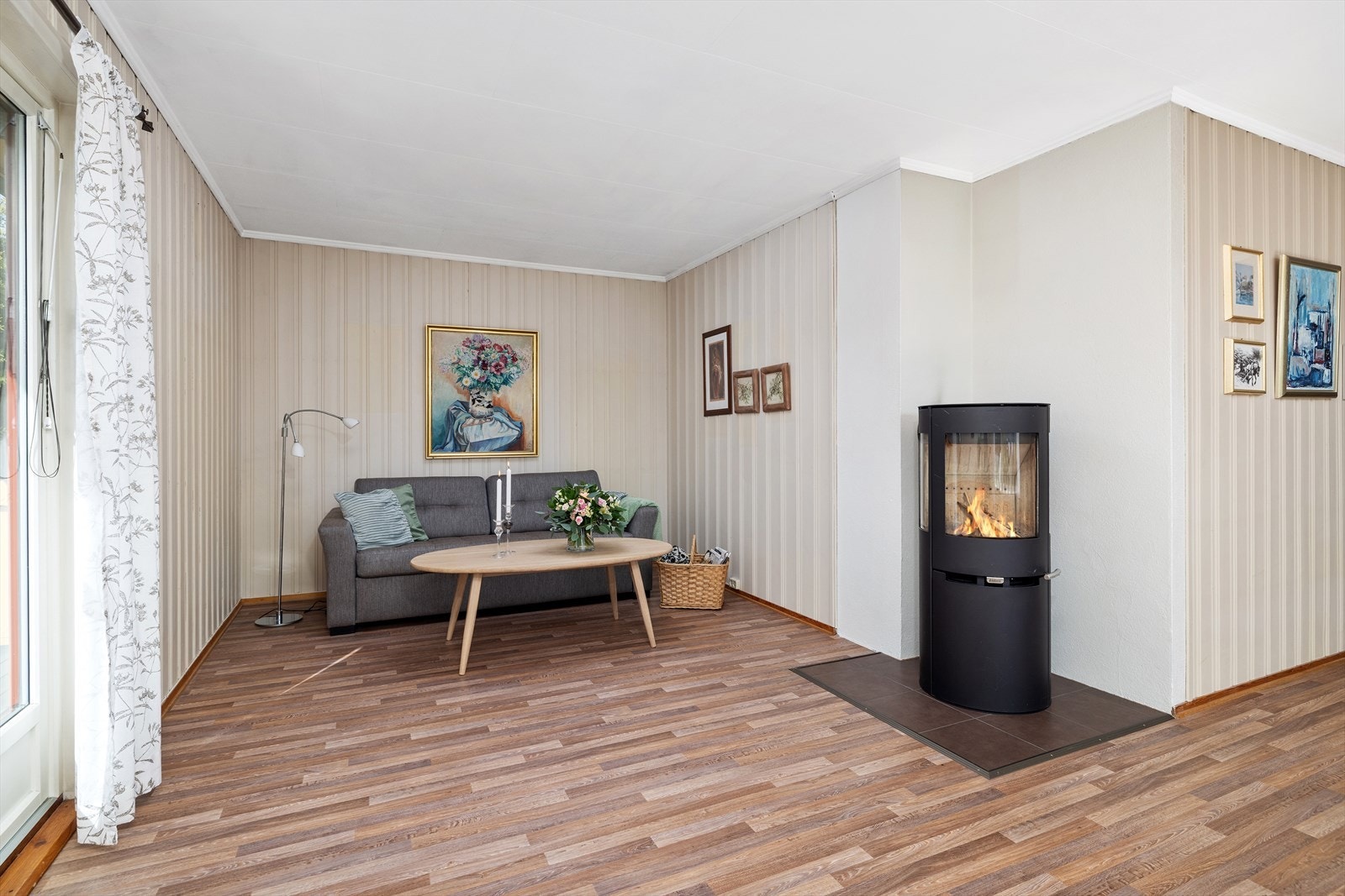 Rommet har en utforming som gir fleksible møbleringsmuligheter for ulike soner. Galleribilde