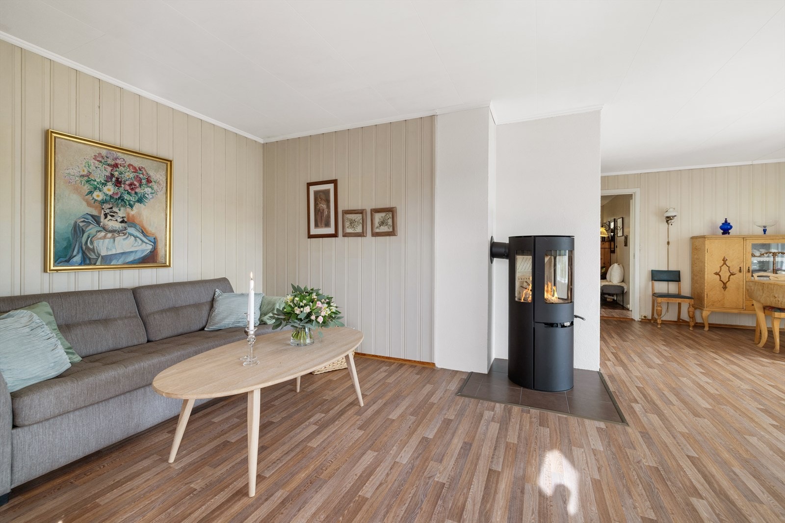 Stuen er utstyrt med en peisovn med glassdør som gir både varme og en hyggelig atmosfære. Galleribilde
