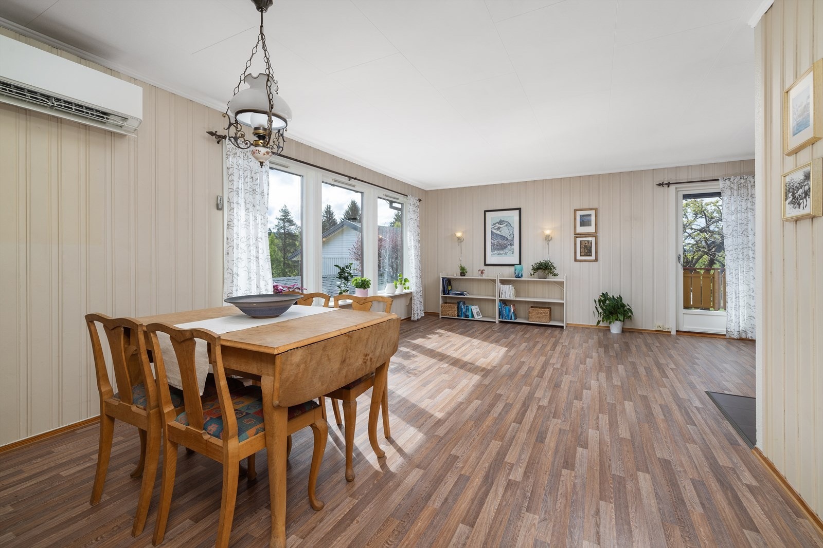Store vindusflater og lyse overflater gir en åpen og luftig romfølelse. Galleribilde