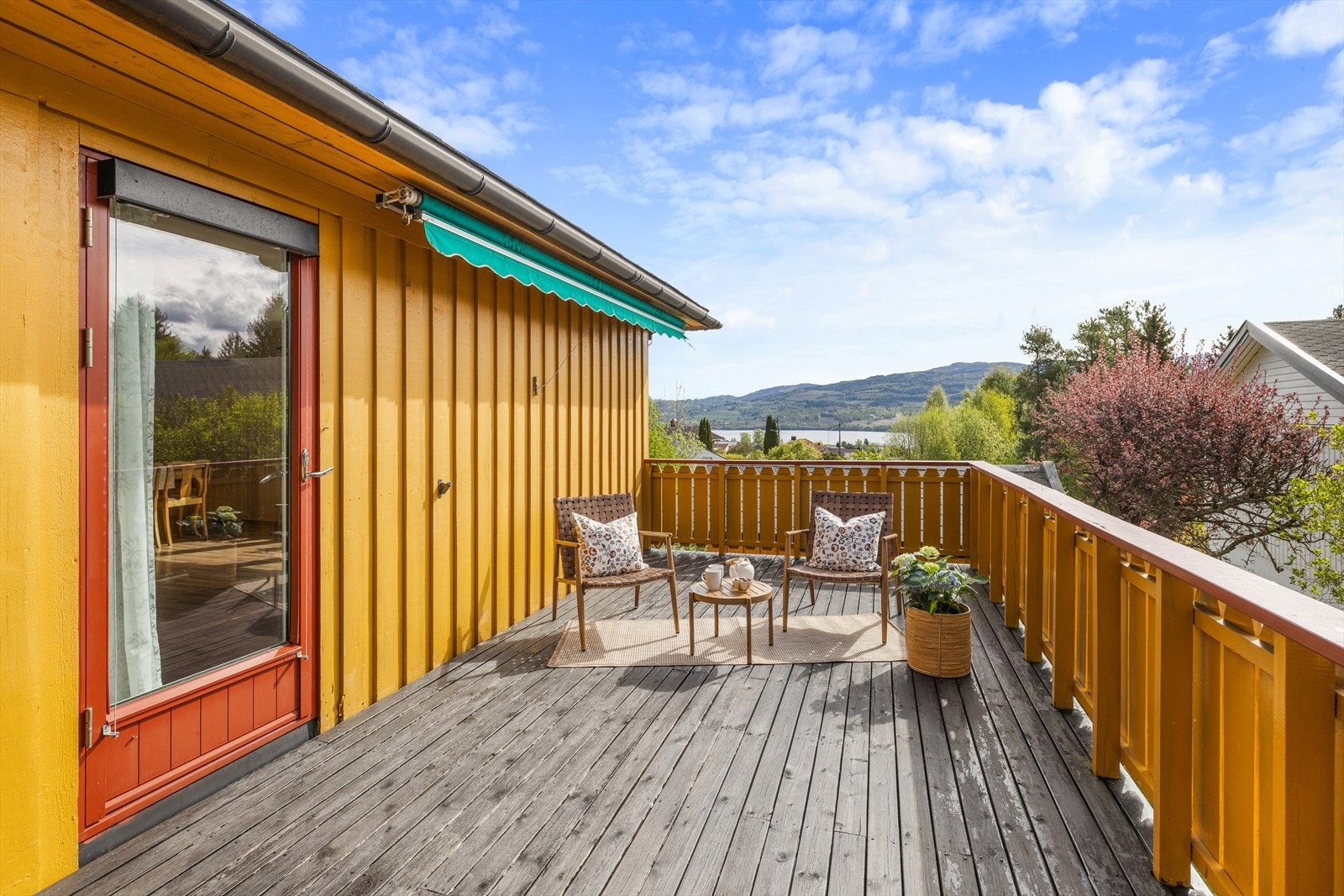 Takterrassen har god plass til en sittegruppe og er utstyrt med markise for solskjerming. Galleribilde
