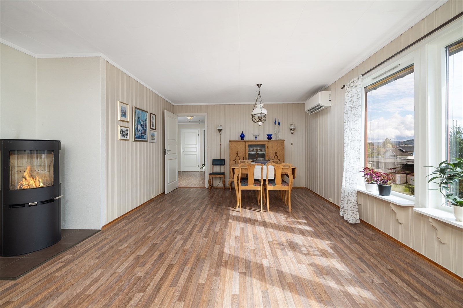 Stuen har god plass til både sofagruppe og en egen spiseplass. Galleribilde