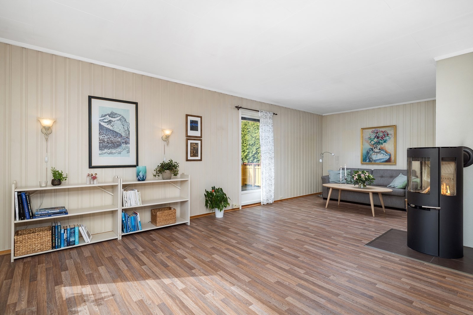 Fra stuen er det direkte utgang til terrassen, som utvider oppholdsarealet på varme dager. Galleribilde