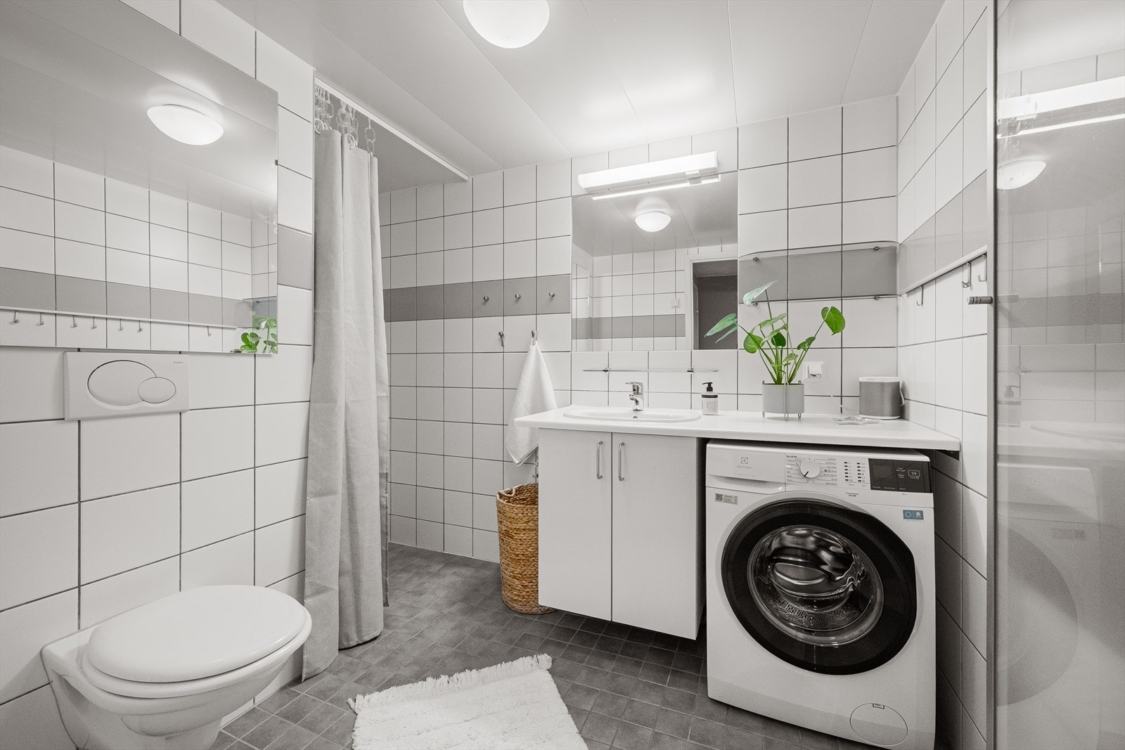 Det er opplegg for vaskemaskin på badet, med praktisk benkeplass over. Galleribilde