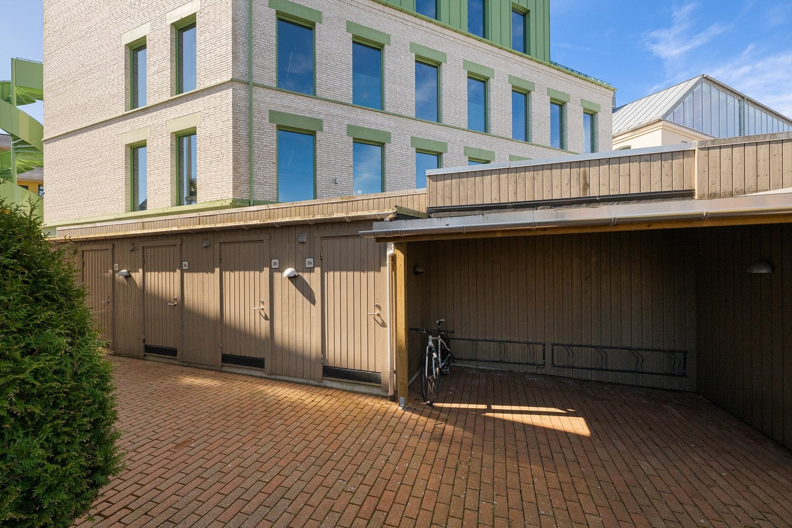 Til leiligheten følger en utvendig sportsbod i første etasje. Sameiet har også fellesbod og sykkelparkering. Galleribilde