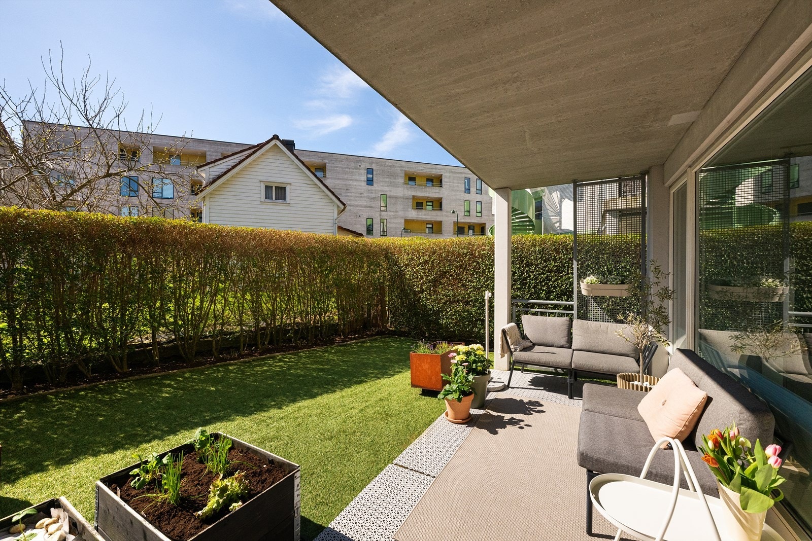 Leiligheten har en skjermet og privat uteplass med direkte utgang fra stuen. Her er det god plass til både sittegruppe og beplantning. Galleribilde