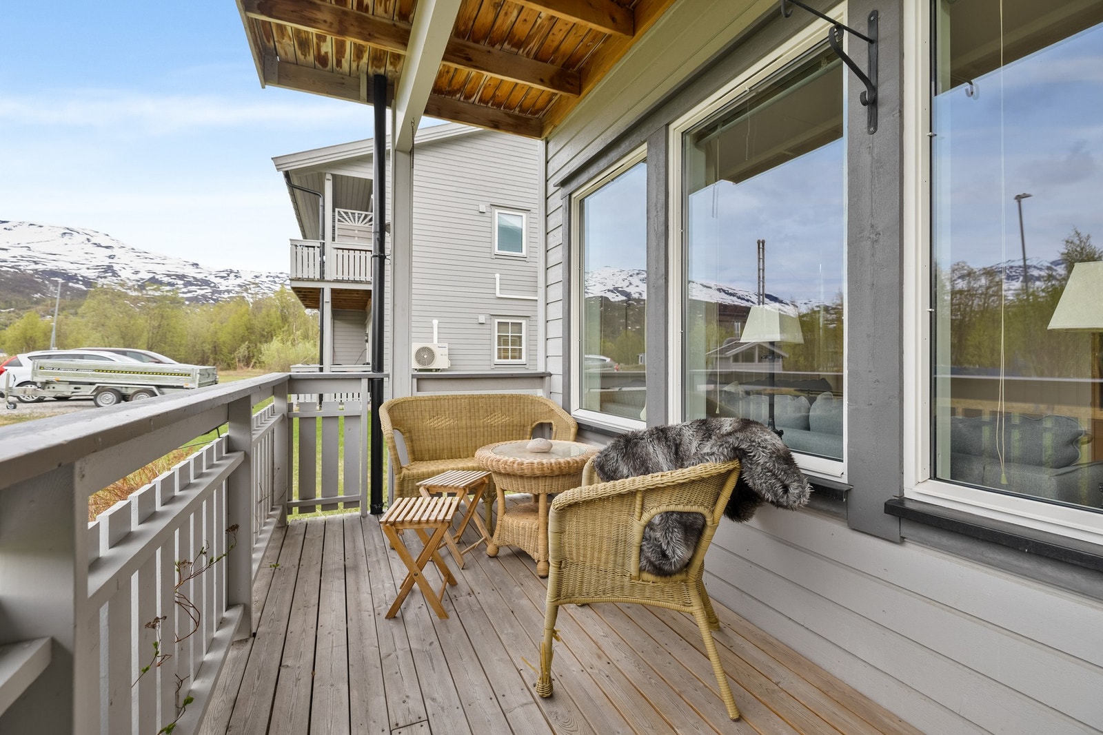 Utgang fra stuen til en overbygd terrasse. Galleribilde