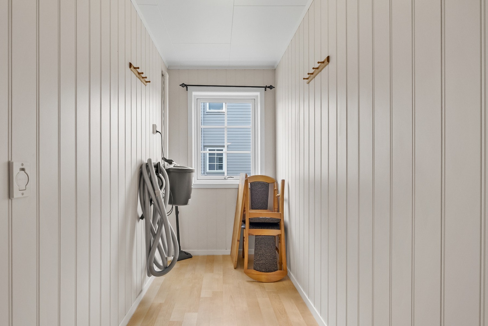 Praktisk vaskerom/bod med sentralstøvsuger. Galleribilde