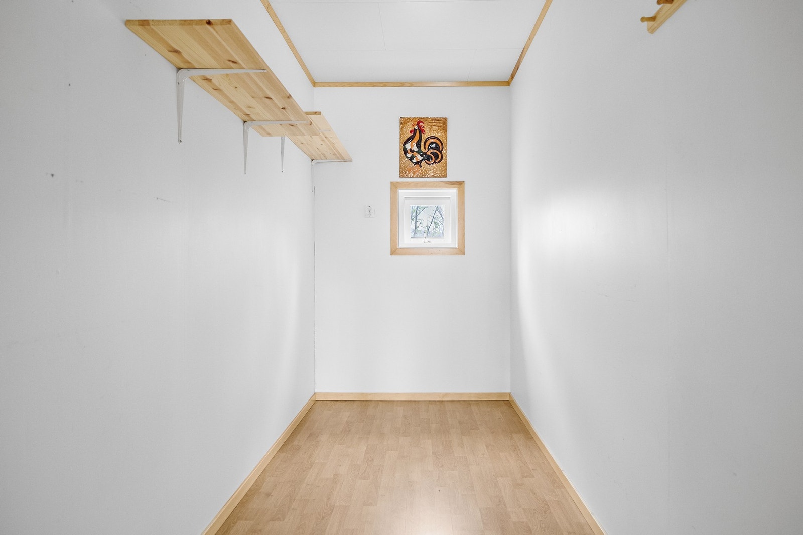 Ved inngangsparti disponerer leiligheten en praktisk utvendig bod. Galleribilde
