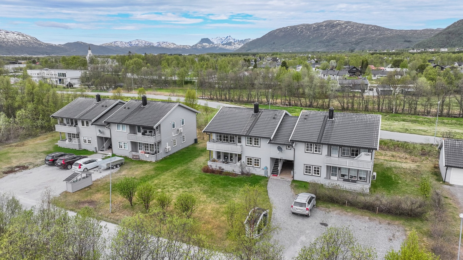 Sameiet har en hyggelig beliggenhet med fjellene i bakgrunnen. Galleribilde