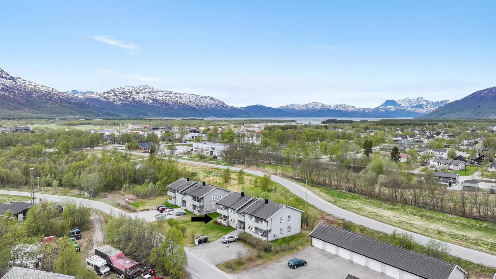 Oversiktsbilde som viser eiendommens plassering i naturskjønne omgivelser. Galleribilde