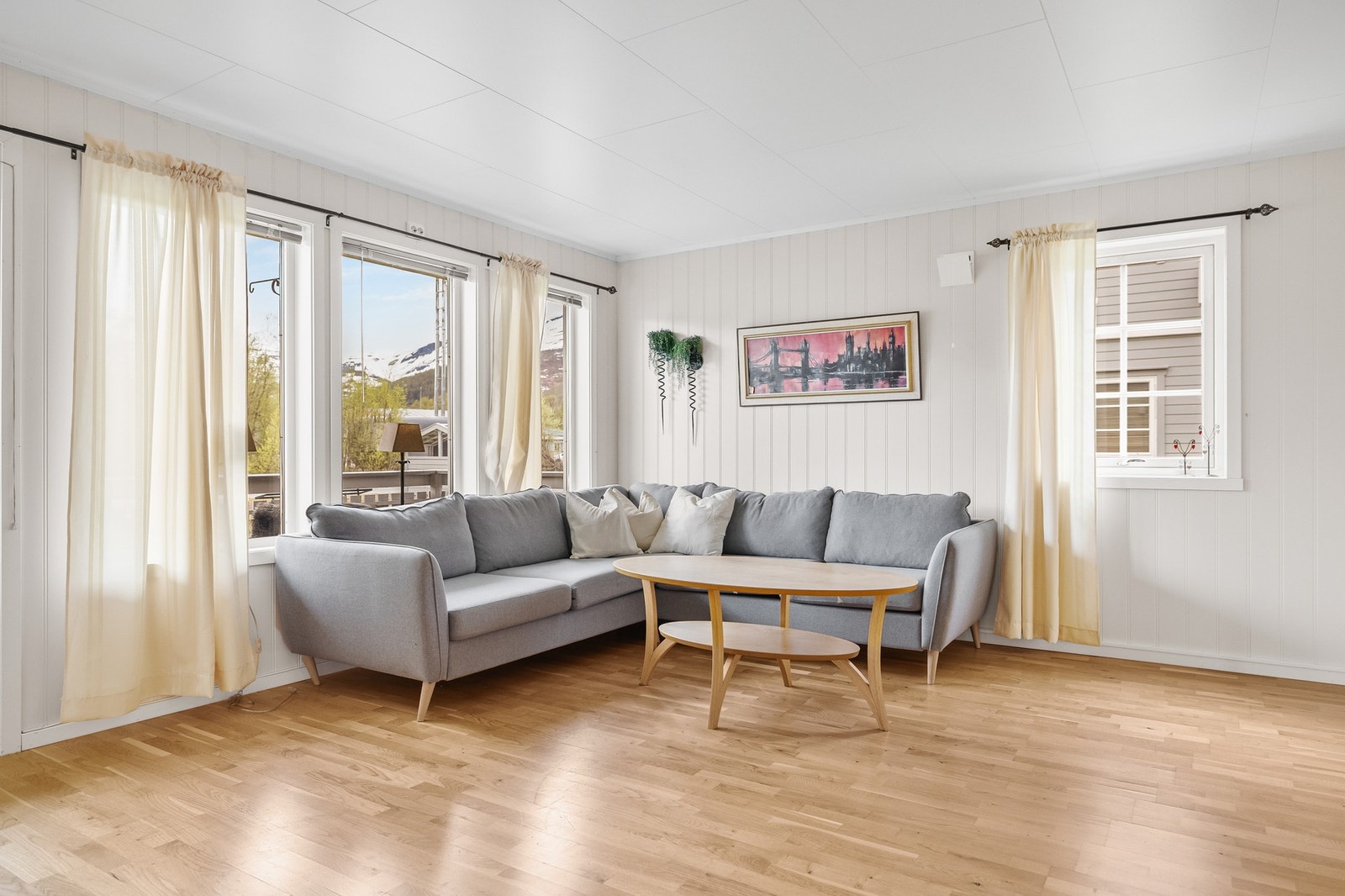 Stuen har god plass til en stor sofagruppe. Galleribilde
