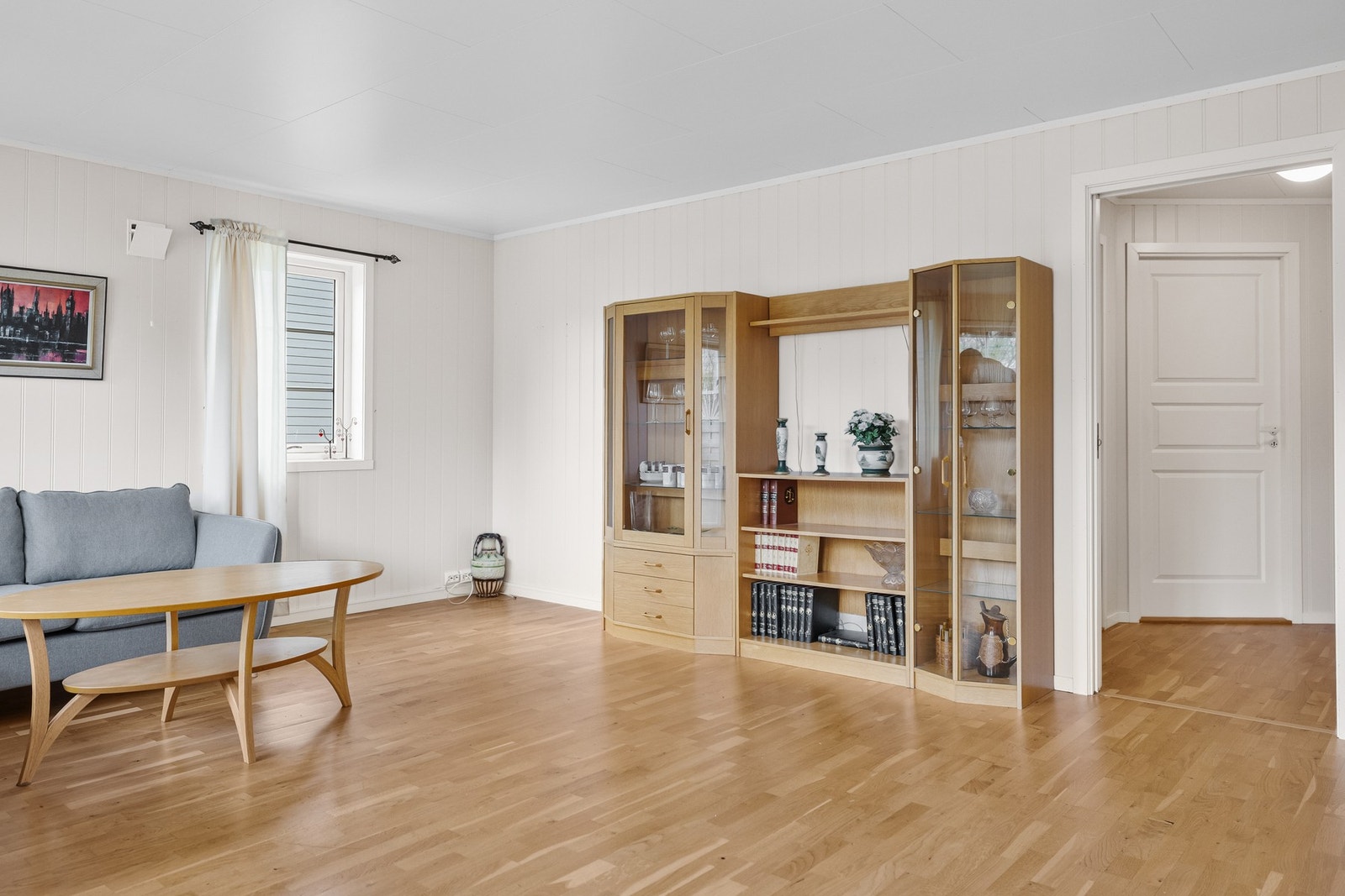 Fra stuen er det adkomst til gangen som leder til soverom og bad. Galleribilde