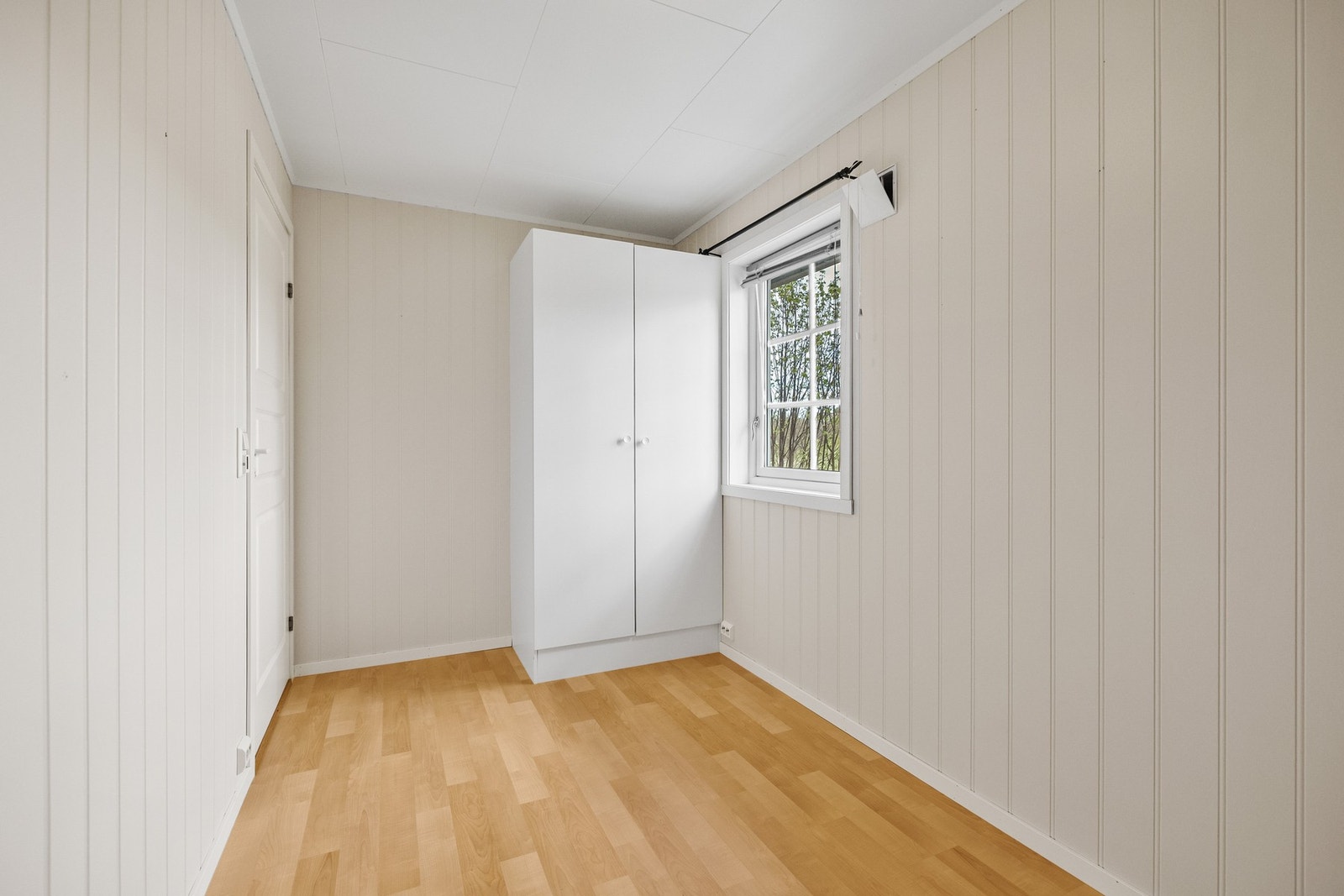 Leilighetens andre soverom, med plass til seng og garderobeskap. Galleribilde