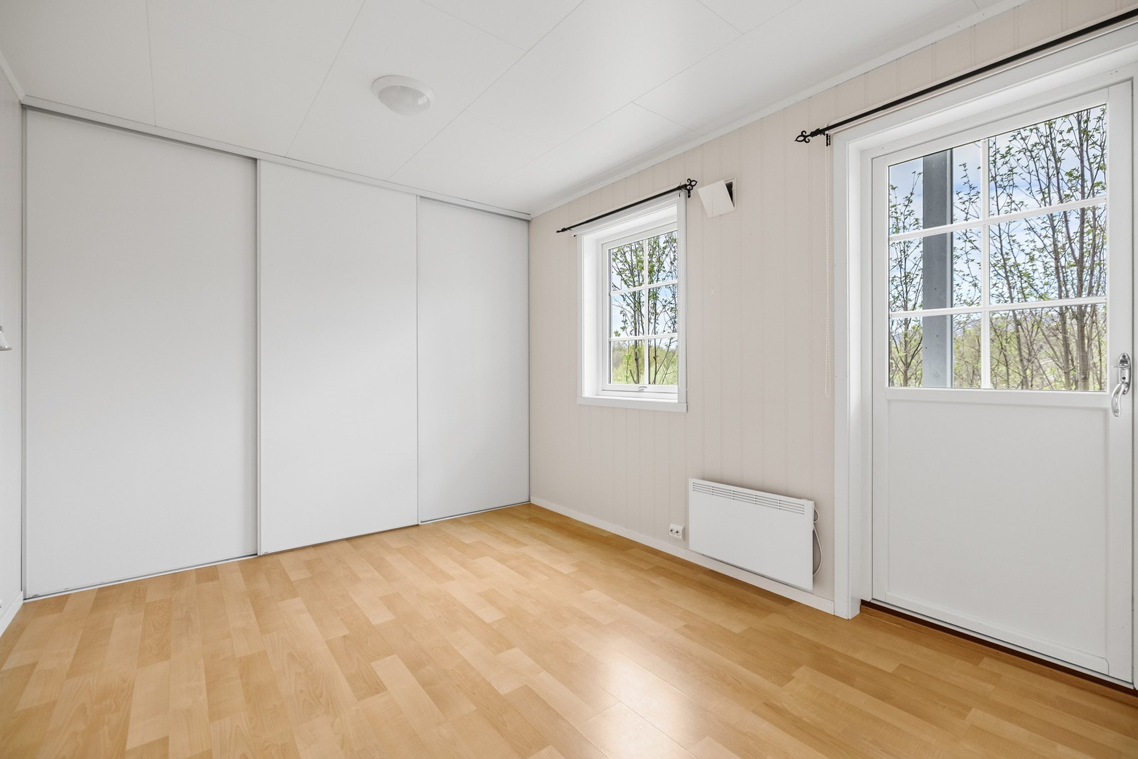 God oppbevaringsplass i skyvedørsgarderobe på hovedsoverommet. Galleribilde